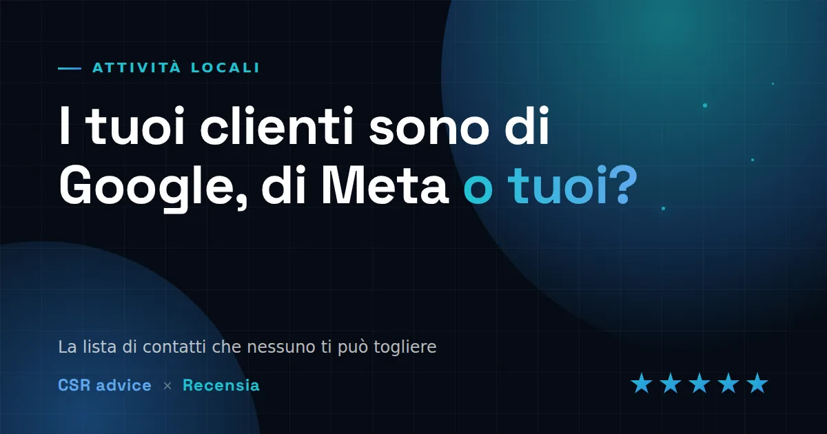 Titolare di un'attività locale che guarda la lista dei contatti WhatsApp dei suoi clienti sul telefono