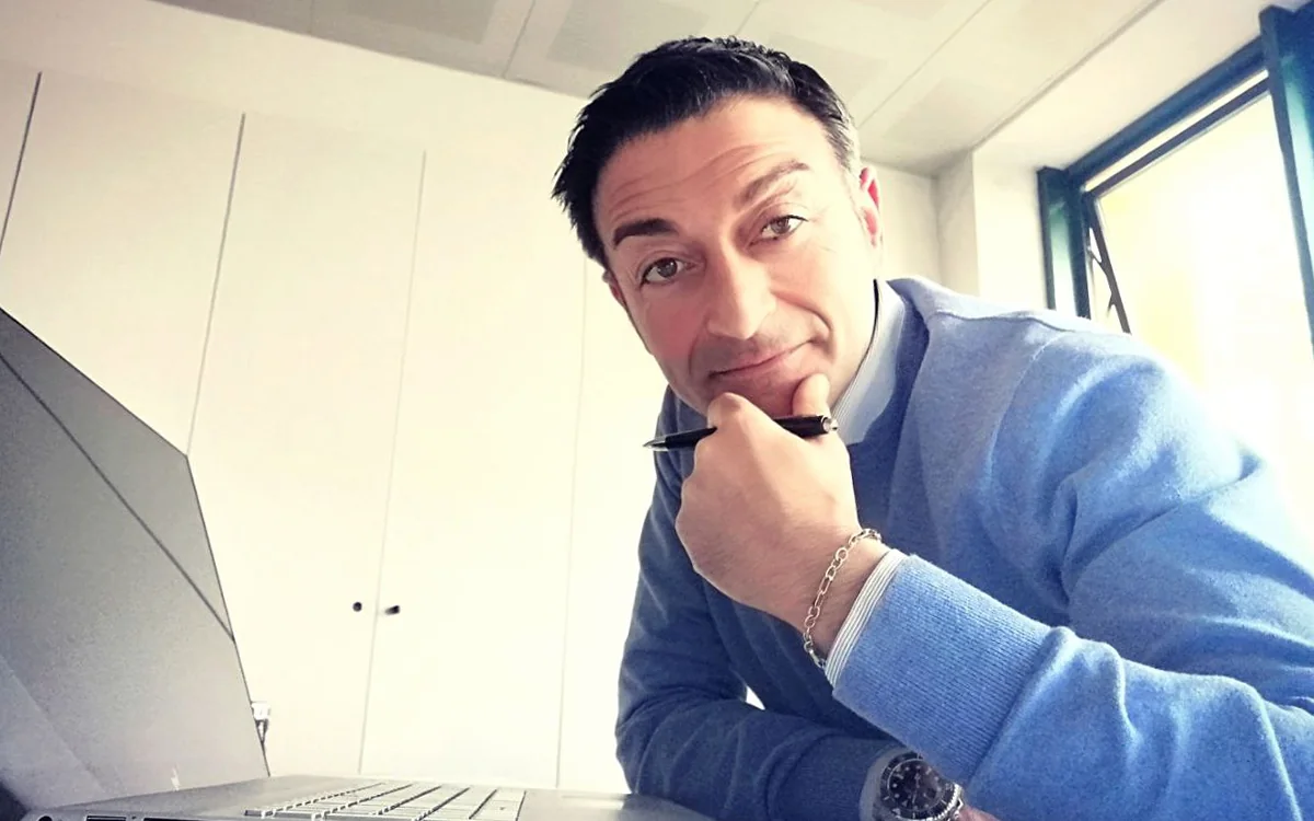 Francesco Panetta, fondatore di CSR Advice, alla scrivania